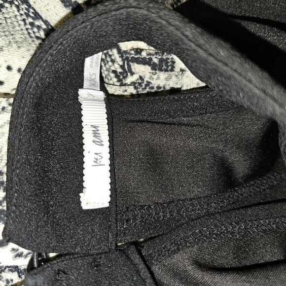 Stylish Black and Snake Print Jumper - Perfect for Any Occasion - Picture 9 of 9